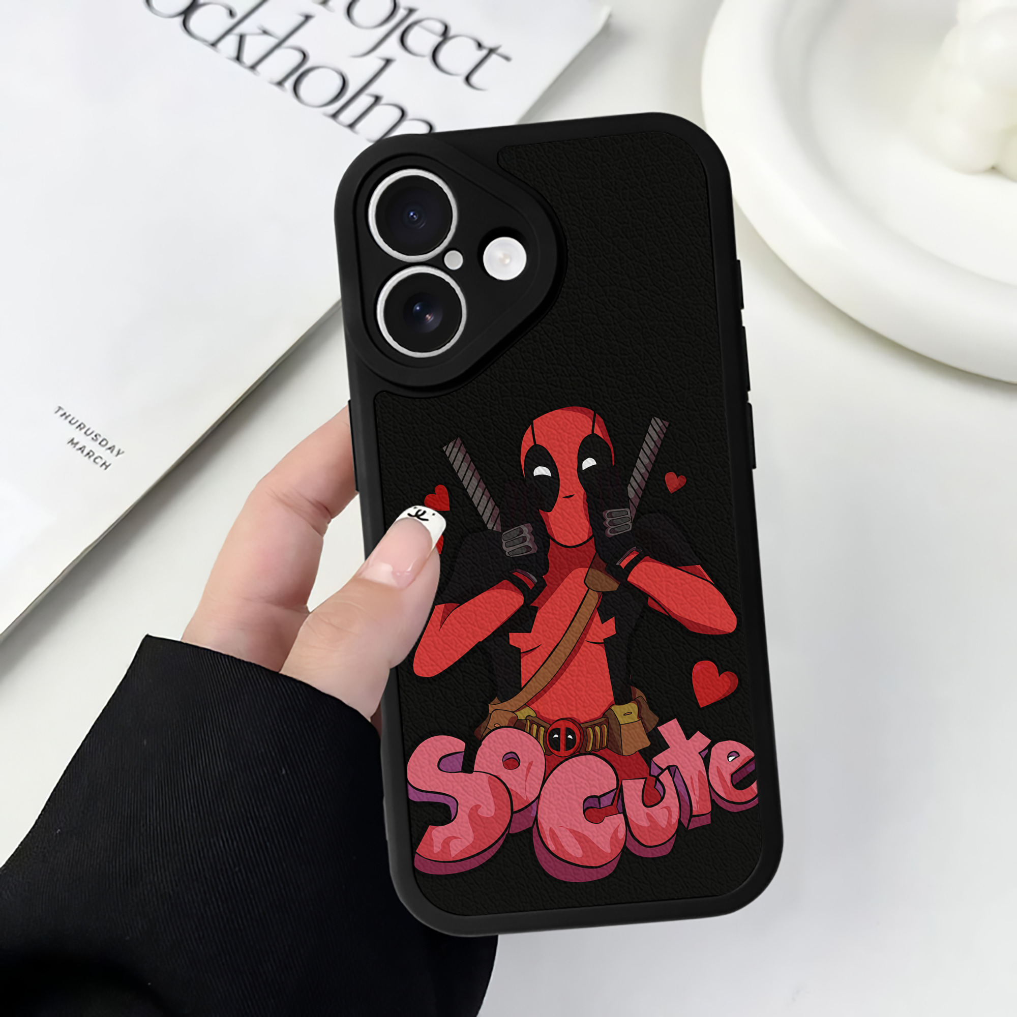（画像用） Deadpool デッドプール 【iPhone 16シリーズ対応】シリコンスマホケース（レザー調） 材質：シリコン